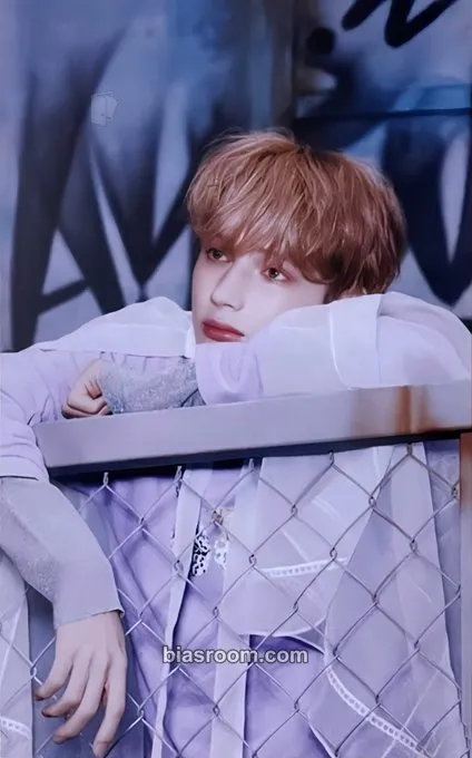 Huening Kai 誓い (CHIKAI) Photocard - TOMORROW X TOGETHER - TOMORROW X TOGETHER K-pop photocard
