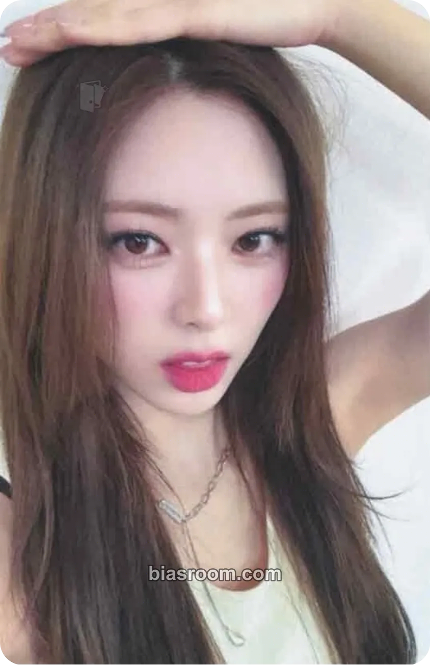 Yuna GOLD Photocard - ITZY - ITZY K-pop photocard