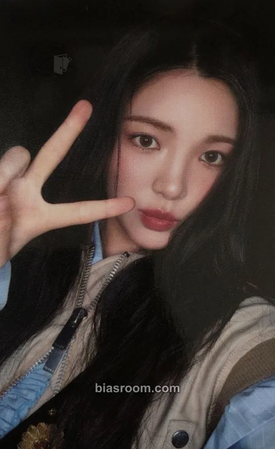 Yuha The Chase Photocard - Hearts2Hearts - Hearts2Hearts K-pop photocard