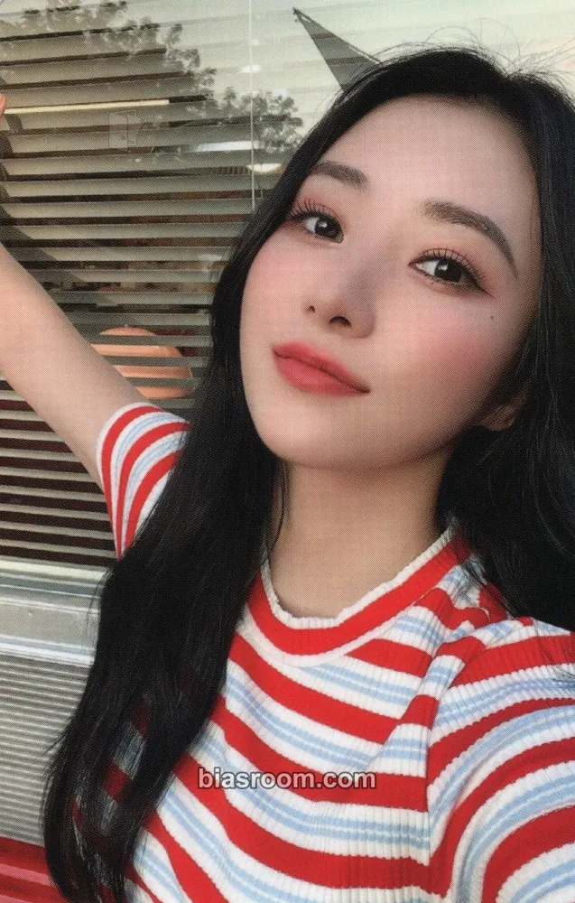 SuA 2023 Season's Greetings Photocard - Dreamcatcher - Dreamcatcher K-pop photocard