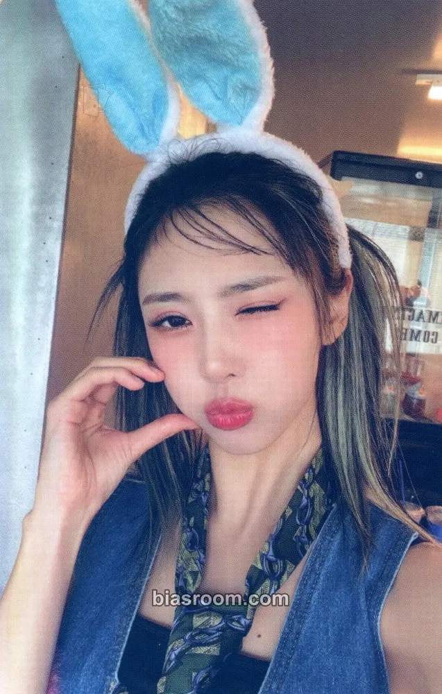 Yoohyeon 2023 Season's Greetings Photocard - Dreamcatcher - Dreamcatcher K-pop photocard