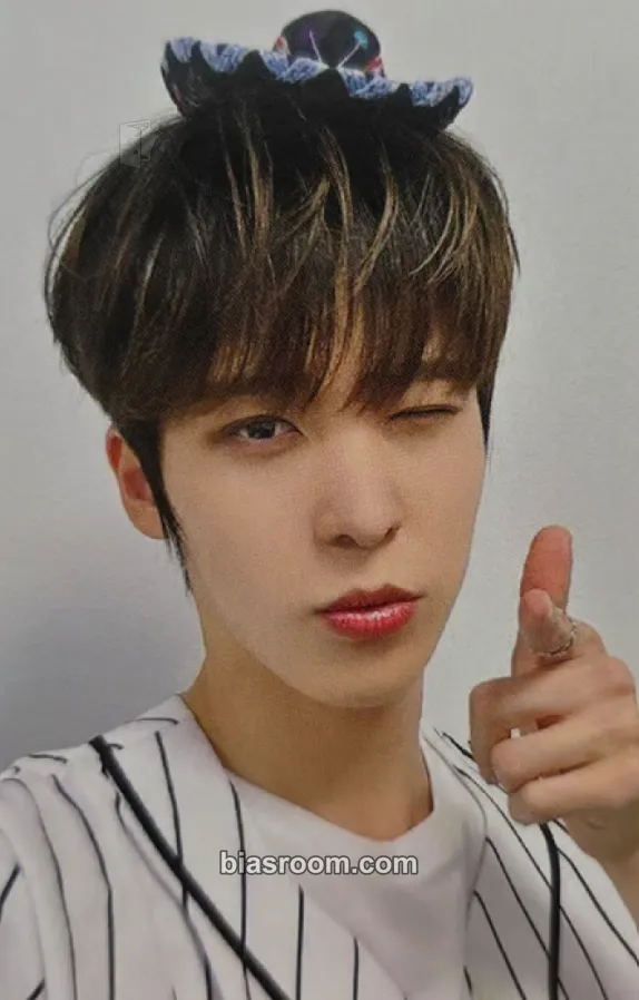 Yunho Golden Hour : Part 1 Work to Live Ver. Photocard - ATEEZ - ATEEZ K-pop photocard