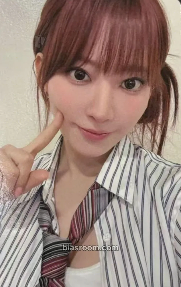 Sakura DIFFERENT Photocard - LE SSERAFIM - LE SSERAFIM K-pop photocard