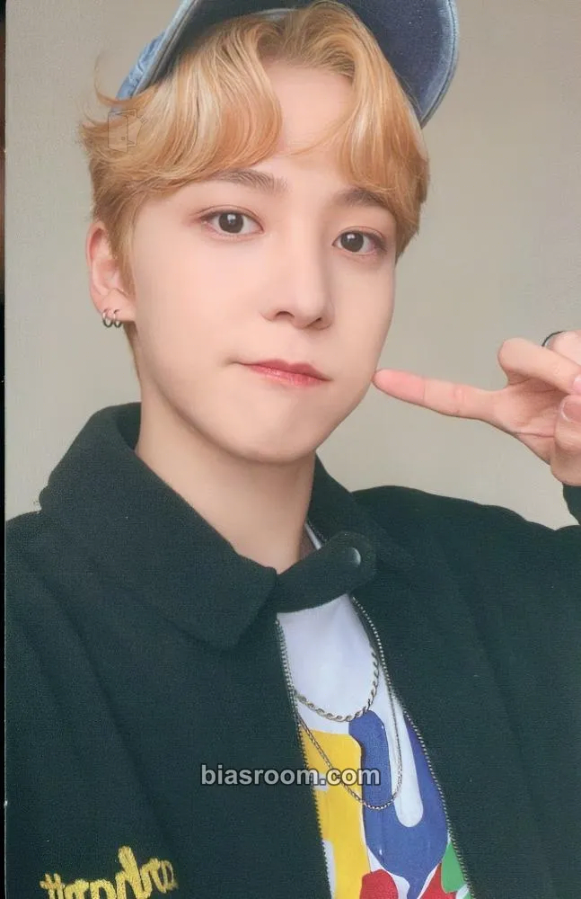 Yunho 2022 Season's Greetings Photocard - ATEEZ - ATEEZ K-pop photocard