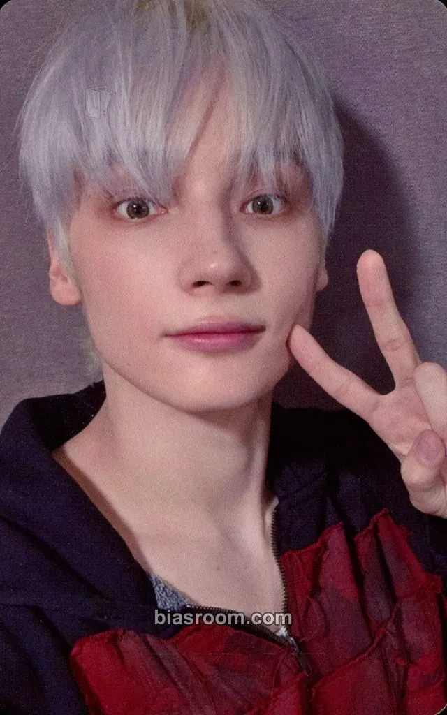 Huening Kai Starkissed Photocard - TOMORROW X TOGETHER - TOMORROW X TOGETHER K-pop photocard