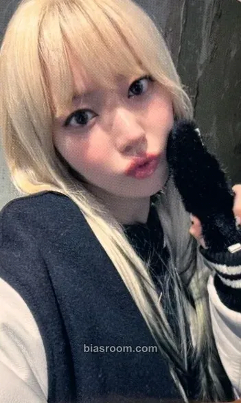 Sakura EASY Photocard - LE SSERAFIM - LE SSERAFIM K-pop photocard