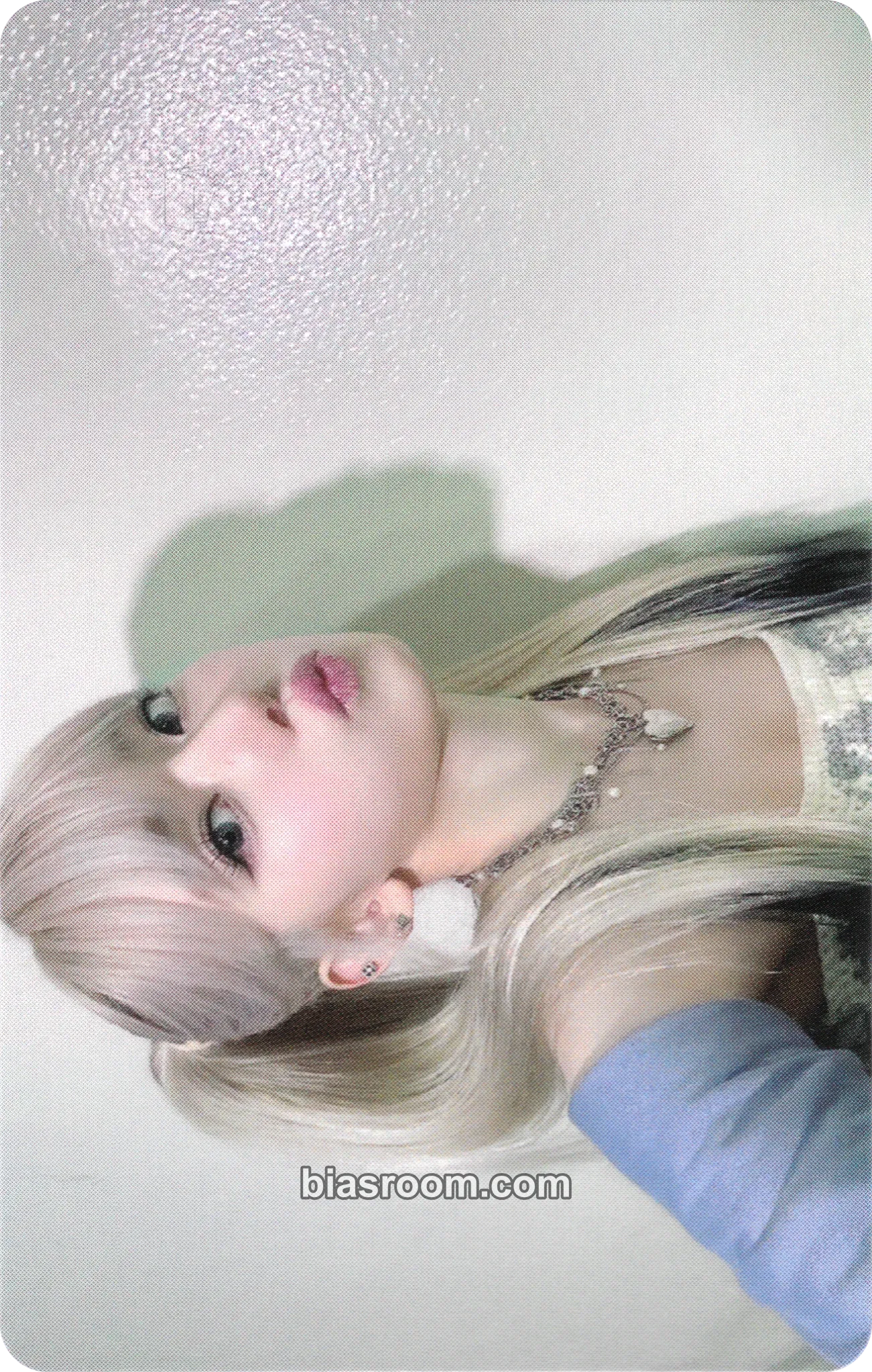 Sakura EASY Photocard - LE SSERAFIM - LE SSERAFIM K-pop photocard