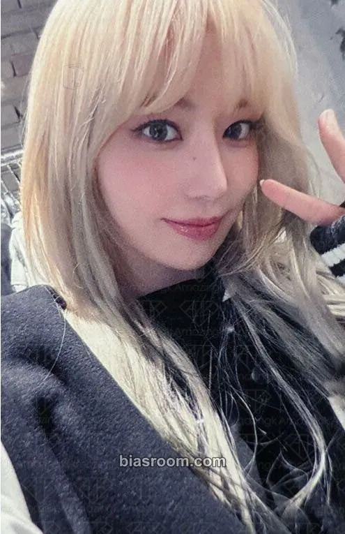 Sakura EASY Photocard - LE SSERAFIM - LE SSERAFIM K-pop photocard