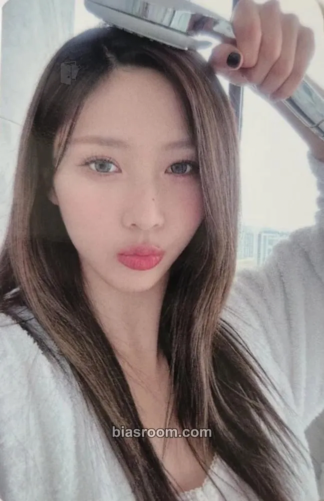 Yoohyeon A dreamy journey to Thailand (Ceci X Dreamcatcher Jiu & Yoohyeon) Photocard - Dreamcatcher - Dreamcatcher K-pop photocard