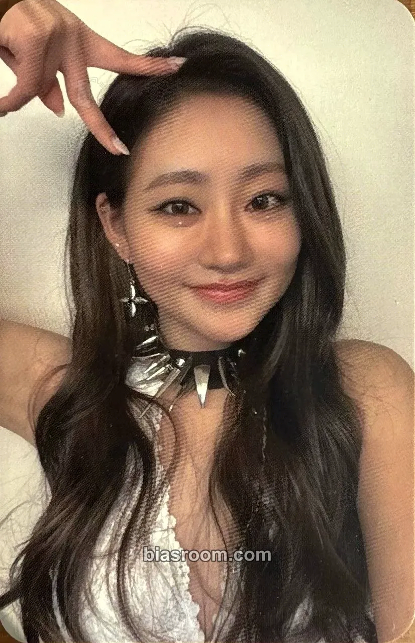 Julie KISS OF LIFE Photocard - KISS OF LIFE K-pop photocard
