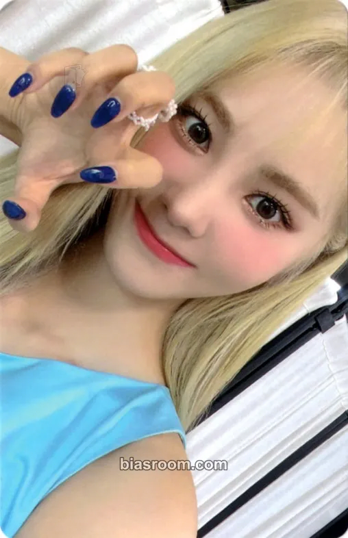 JinSoul LUMINOUS Photocard - LOONA - LOONA K-pop photocard