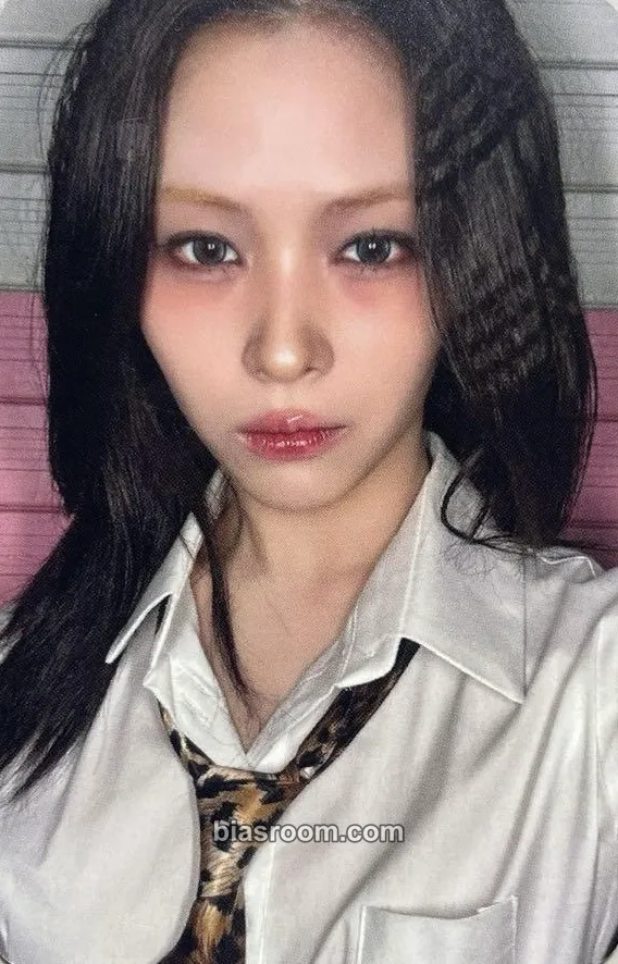 Ryujin GOLD Photocard - ITZY - ITZY K-pop photocard