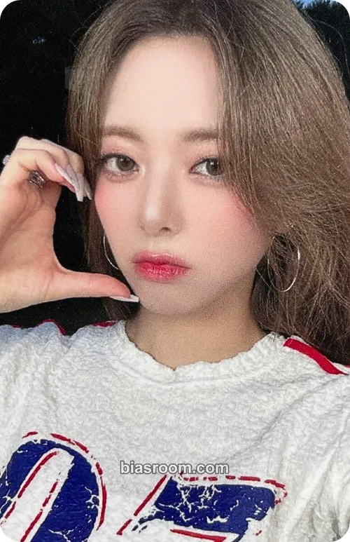 Yuna GOLD Photocard - ITZY - ITZY K-pop photocard