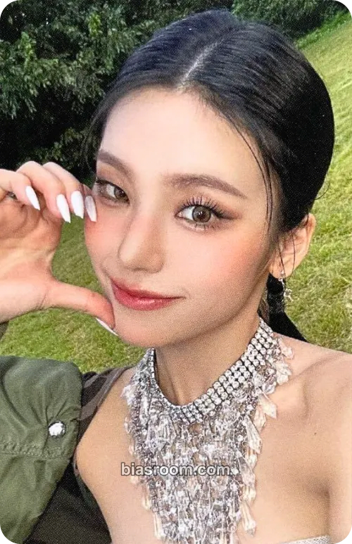 Yeji GOLD Photocard - ITZY - ITZY K-pop photocard