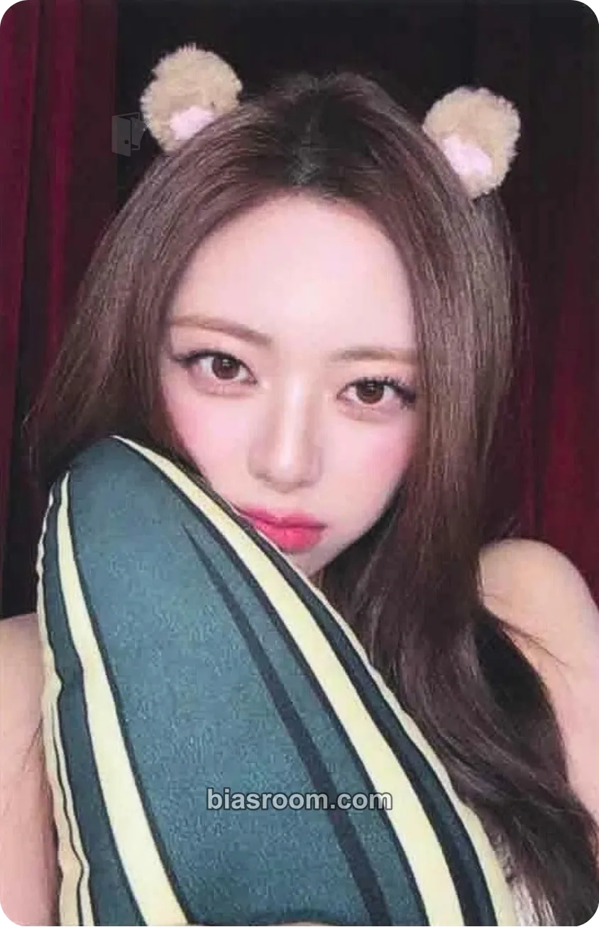 Yuna GOLD Photocard - ITZY - ITZY K-pop photocard