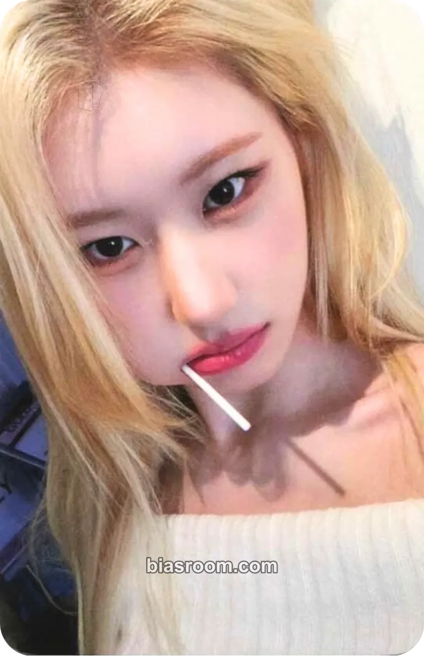 Chaeryeong GOLD Photocard - ITZY - ITZY K-pop photocard