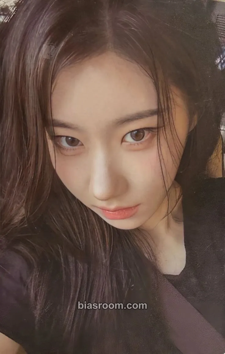 Chaeryeong GOLD Photocard - ITZY - ITZY K-pop photocard