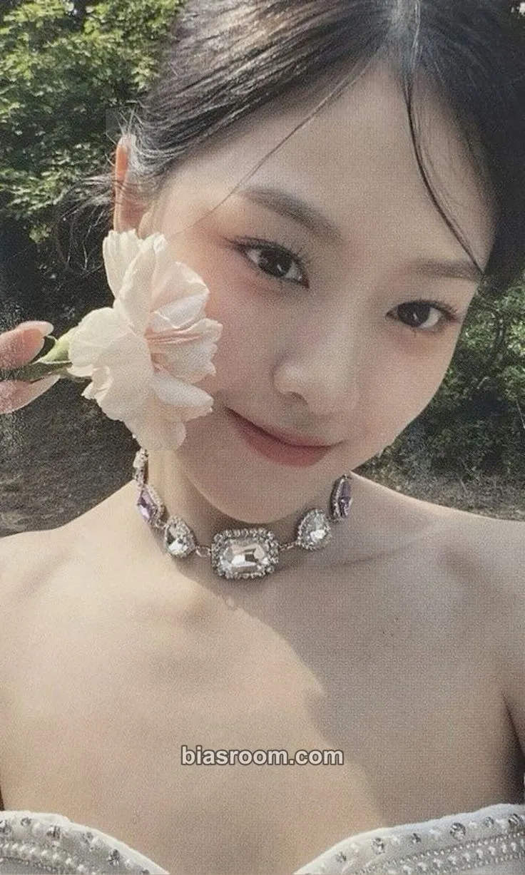 HyunJin Flip That Photocard - LOONA - LOONA K-pop photocard