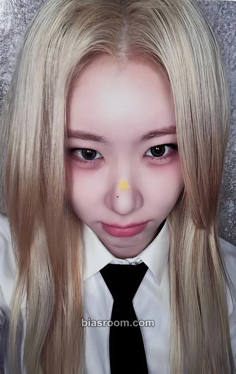 Chaeryeong GOLD Photocard - ITZY - ITZY K-pop photocard