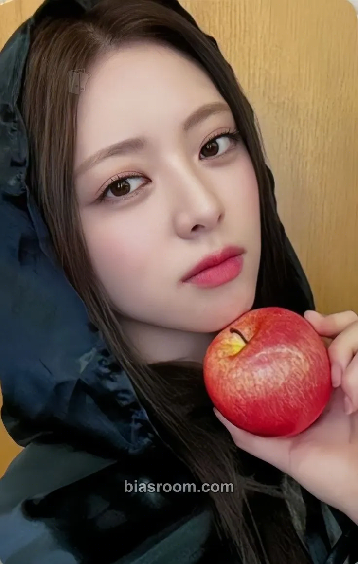 Yuna GOLD Photocard - ITZY - ITZY K-pop photocard