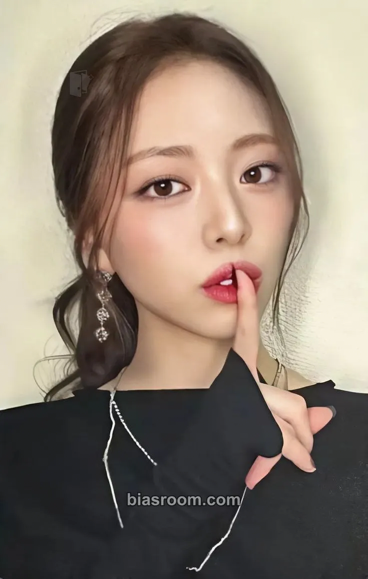 Yuna GOLD Photocard - ITZY - ITZY K-pop photocard