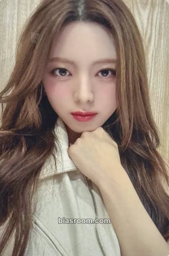 Yuna GOLD Photocard - ITZY - ITZY K-pop photocard