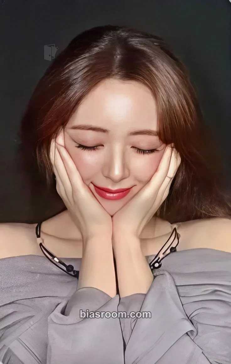 Yuna GOLD Photocard - ITZY - ITZY K-pop photocard