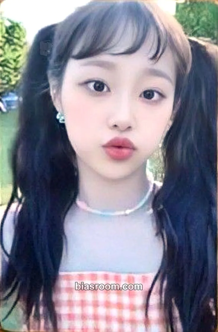 Chuu Flip That Photocard - LOONA - LOONA K-pop photocard
