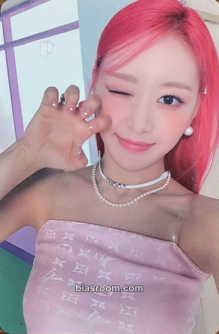 Yves Flip That Photocard - LOONA - LOONA K-pop photocard