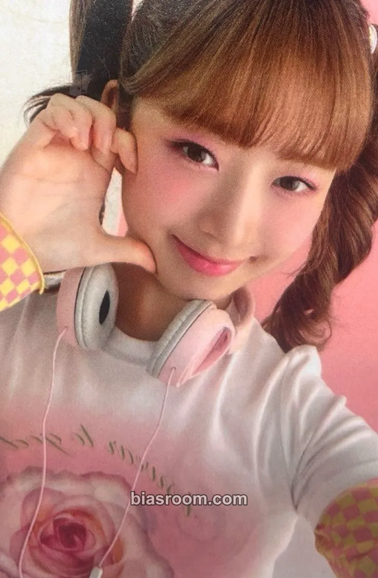Rei Rei x Peach C Photocard - IVE - IVE K-pop photocard