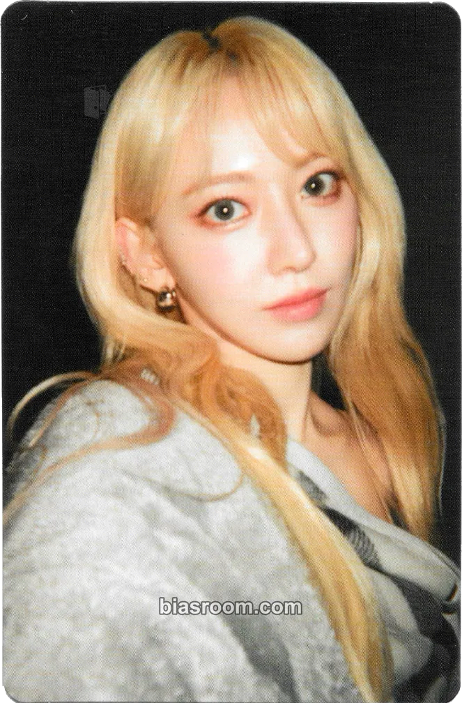 Sakura Film Photobook 23-24 Photocard - LE SSERAFIM - LE SSERAFIM K-pop photocard