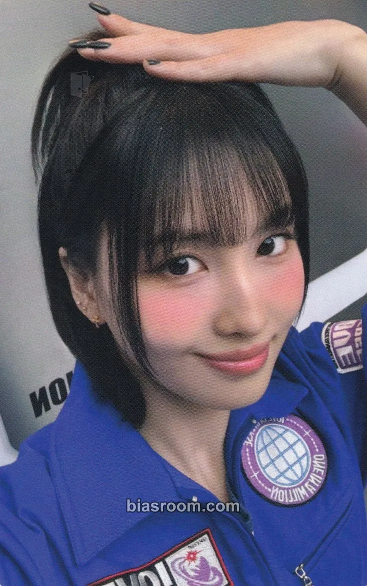Momo 10VE Universe (10th Anniversary) Photocard - TWICE - TWICE K-pop photocard