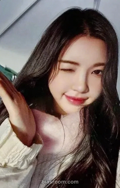 Yuha The Chase Photocard - Hearts2Hearts - Hearts2Hearts K-pop photocard