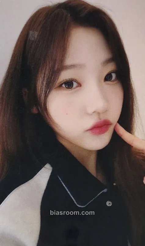 Stella The Chase Photocard - Hearts2Hearts - Hearts2Hearts K-pop photocard