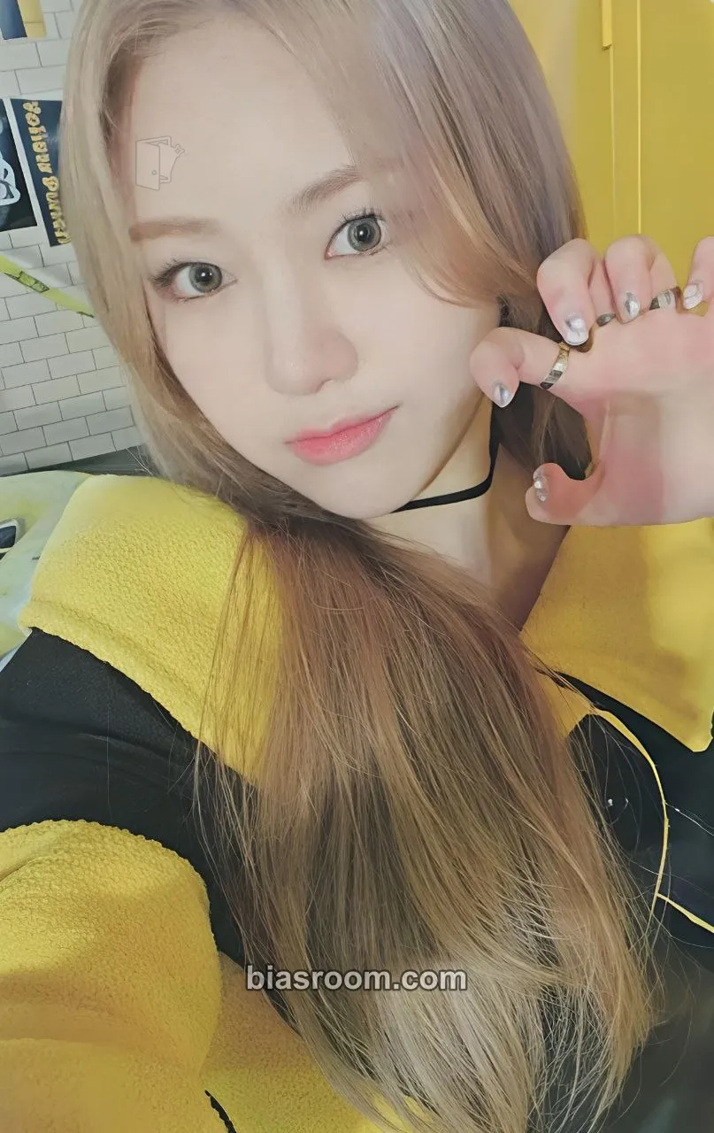Dahyun Yellow punch Photocard - Rocket Punch - Rocket Punch K-pop photocard