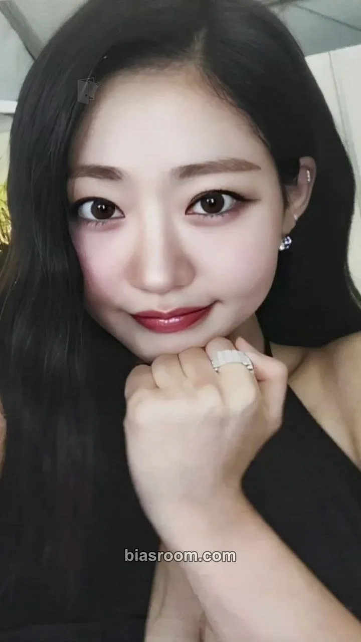 Julie Lose Yourself Photocard - KISS OF LIFE - KISS OF LIFE K-pop photocard