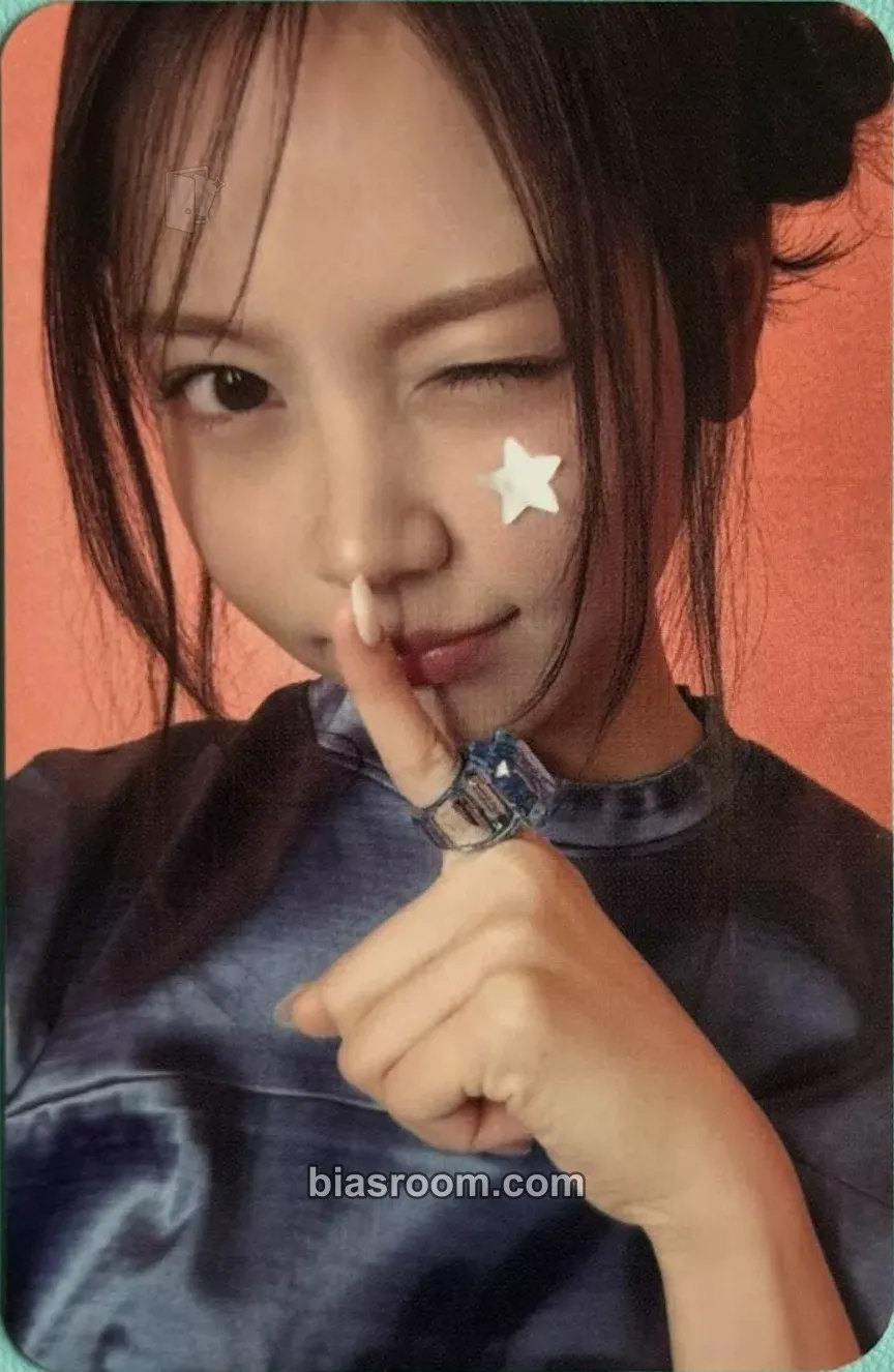 Carmen The Chase Photocard - Hearts2Hearts - Hearts2Hearts K-pop photocard