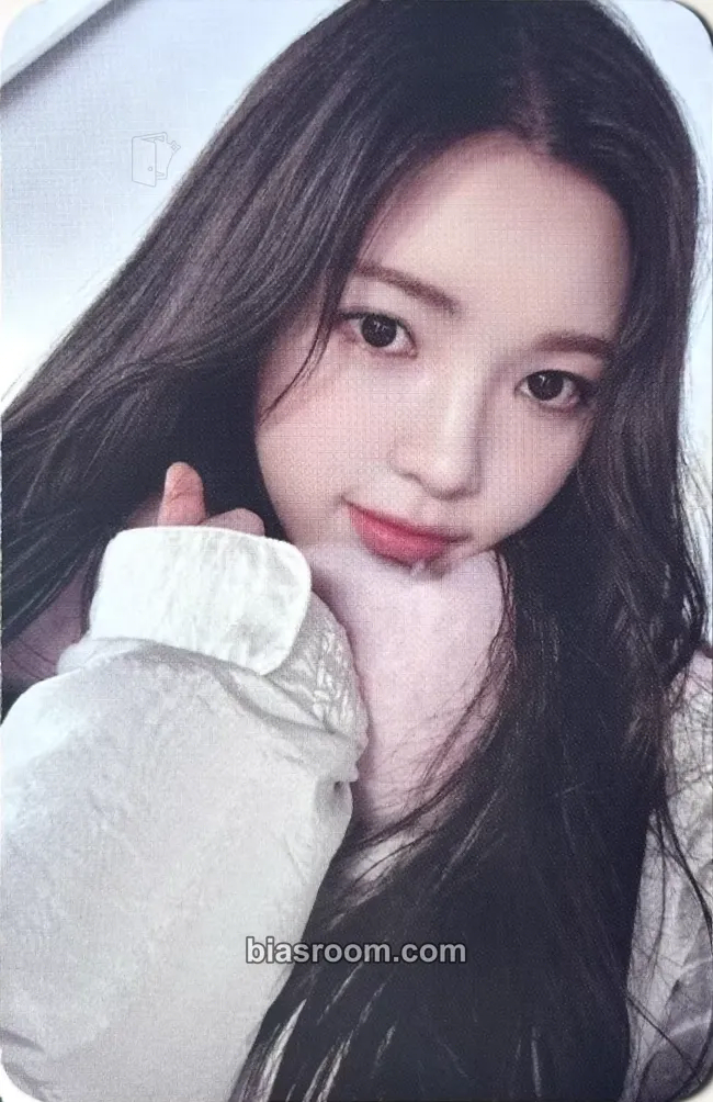 Yuha The Chase Photocard - Hearts2Hearts - Hearts2Hearts K-pop photocard
