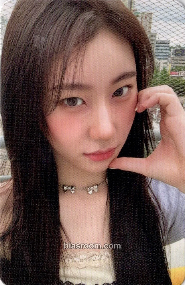 Chaeryeong GOLD Photocard - ITZY - ITZY K-pop photocard