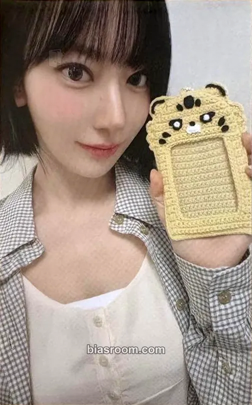Sakura KKUROCHET by SAKURA - Holiday Edition Photocard - LE SSERAFIM - LE SSERAFIM K-pop photocard
