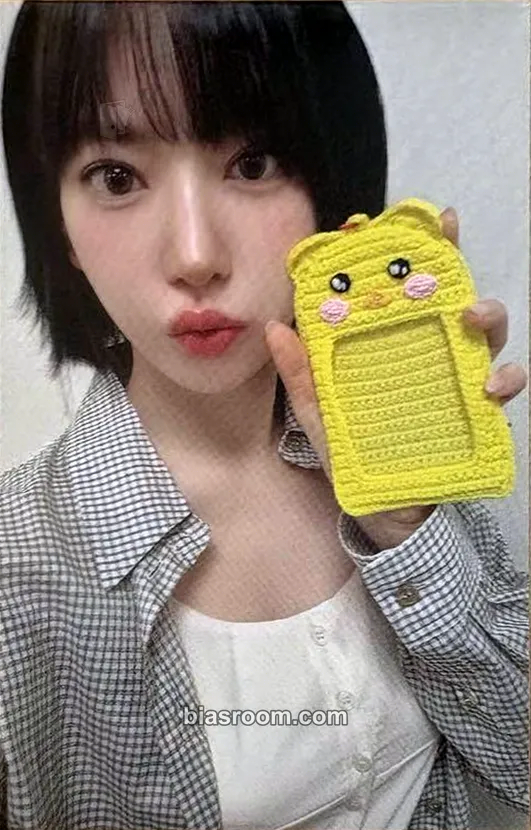 Sakura KKUROCHET by SAKURA - Holiday Edition Photocard - LE SSERAFIM - LE SSERAFIM K-pop photocard
