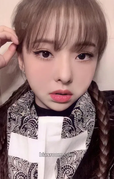 ViVi # Showcase Photocard - LOONA - LOONA K-pop photocard