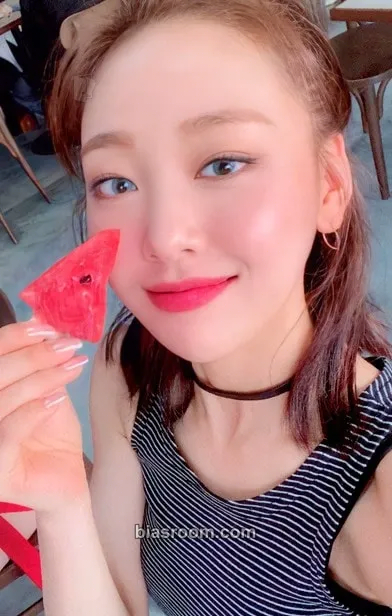 Yves # Showcase Photocard - LOONA - LOONA K-pop photocard