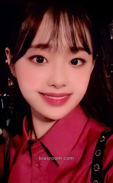 Chuu # Showcase Photocard - LOONA - LOONA K-pop photocard
