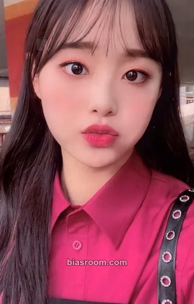 Chuu # Showcase Photocard - LOONA - LOONA K-pop photocard