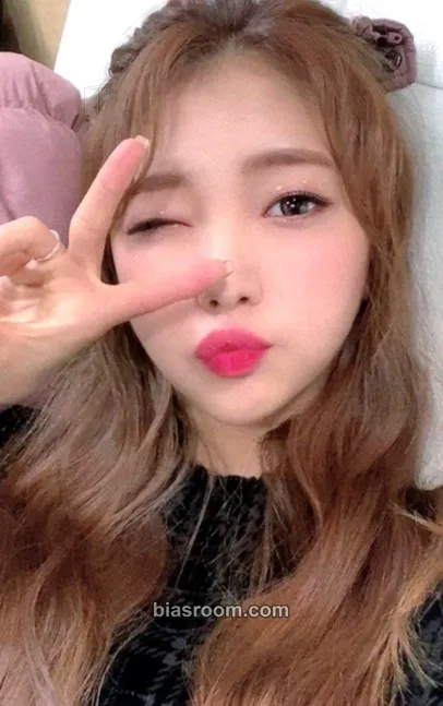 YeoJin LOONA Premier Greeting: Meet & Up Photocard - LOONA - LOONA K-pop photocard