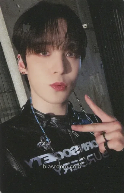 Yunho THE WORLD EP.2 : OUTLAW Photocard - ATEEZ - ATEEZ K-pop photocard