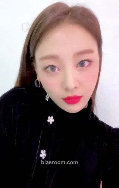 Yves LOONA Premier Greeting: Meet & Up Photocard - LOONA - LOONA K-pop photocard
