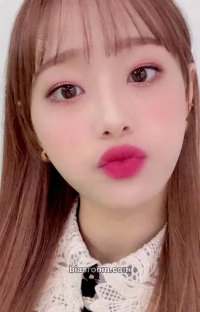 Chuu LOONA Premier Greeting: Meet & Up Photocard - LOONA - LOONA K-pop photocard