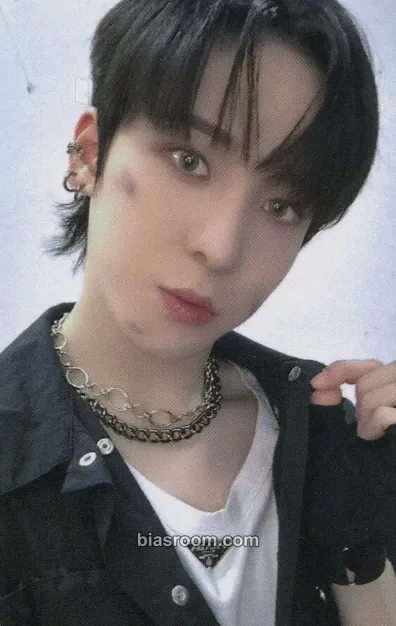 Yunho THE WORLD EP.2 : OUTLAW Photocard - ATEEZ - ATEEZ K-pop photocard